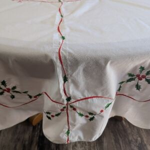 Embroidery Christmas Floral Red Green Pattern Long Oval Tablecloth with napkins